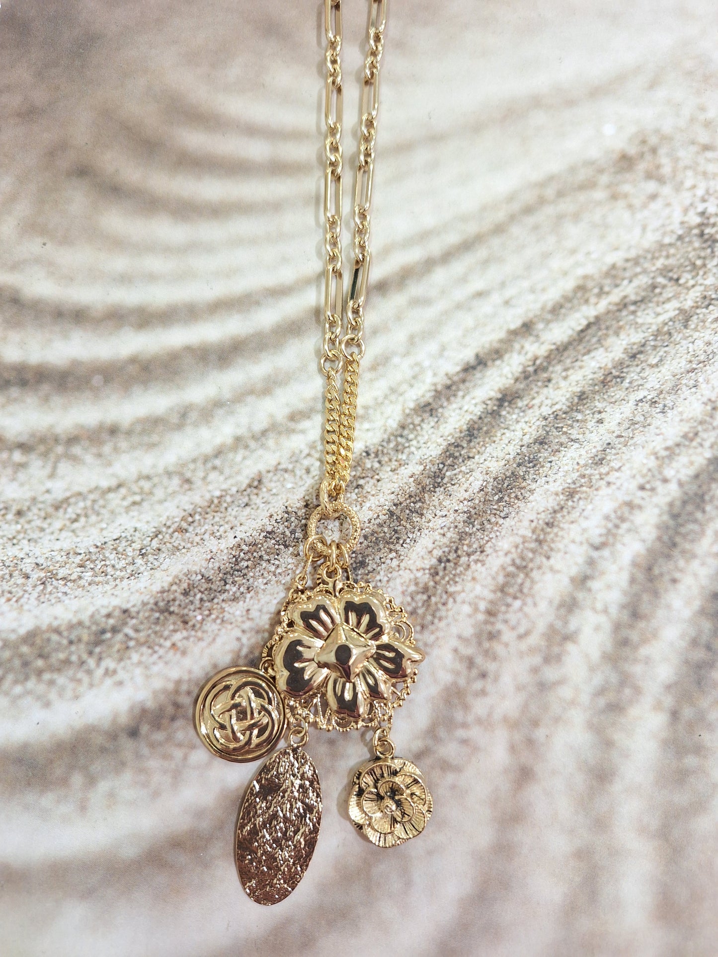 COLLANA LUNGA CON CIONDOLI ORO AMARANTA