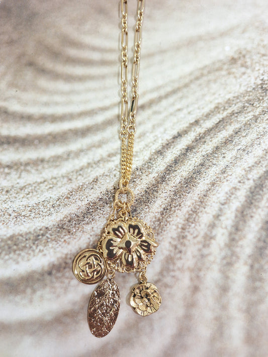 COLLANA LUNGA CON CIONDOLI ORO AMARANTA